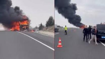 Seyir halindeki yolcu otobüsü alev alev yandı