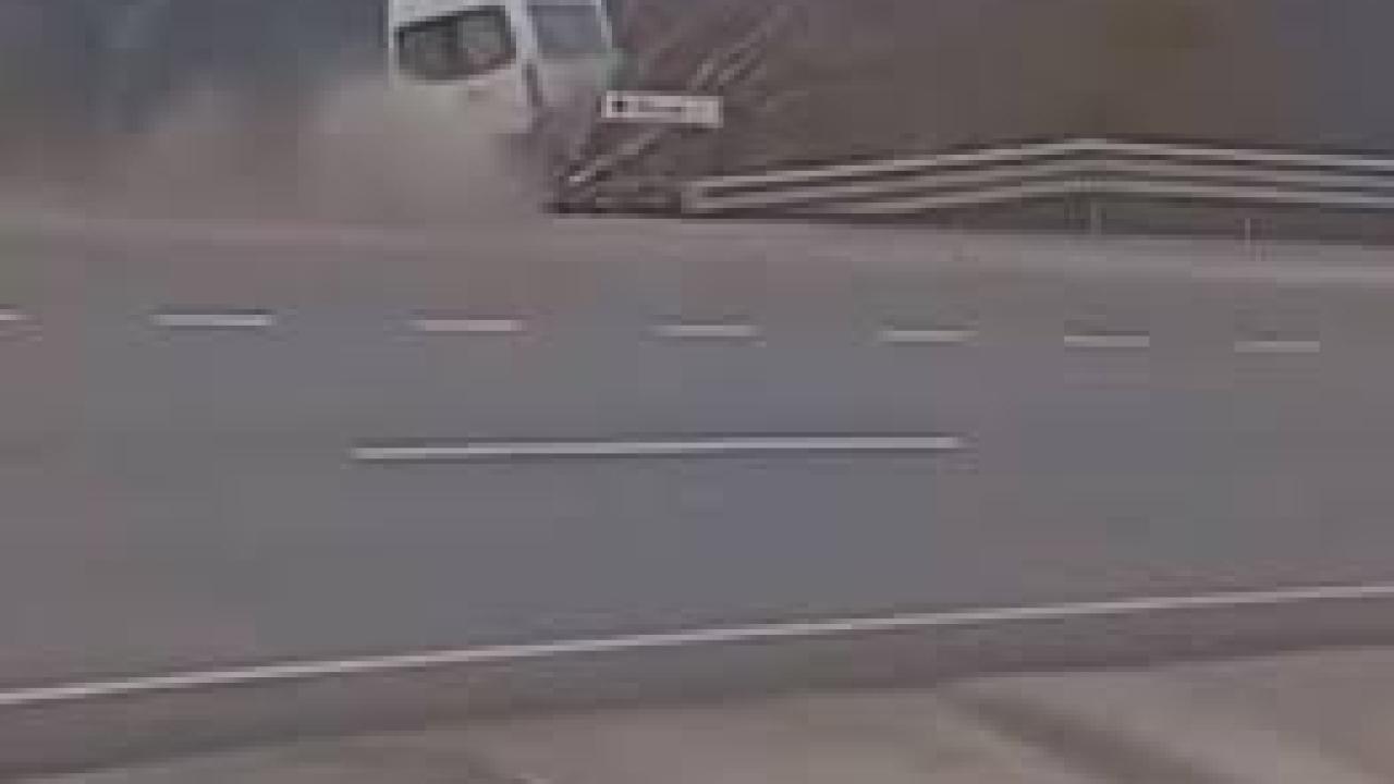 Tarım işçilerini taşıyan minibüsün şarampole uçtuğu kaza kamerada