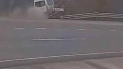 Tarım işçilerini taşıyan minibüsün şarampole uçtuğu kaza kamerada