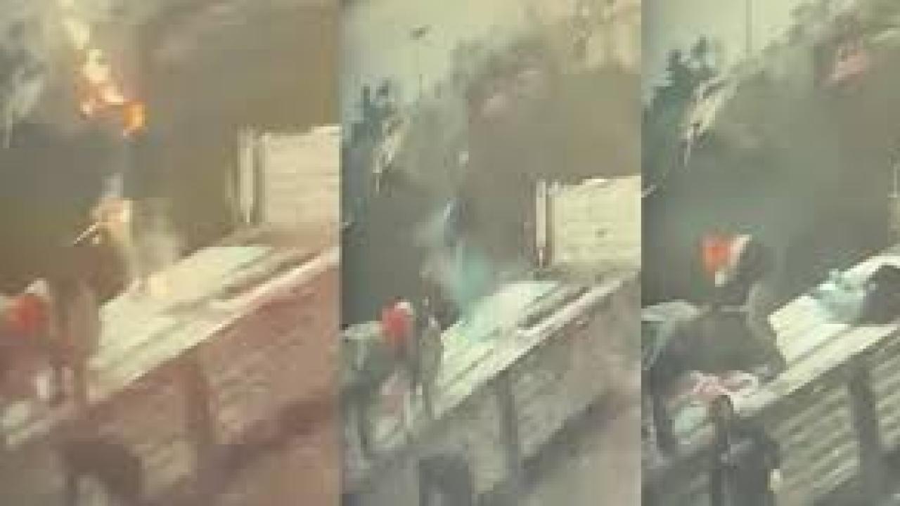 Tırdan yük indiren şahsa yıldırım isabet ettiği anlar kamerada