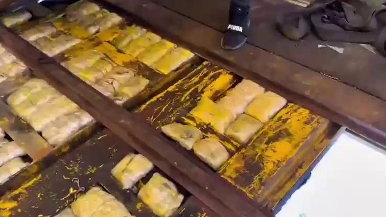 Tırın tabanına binlerce uyuşturucu hap sakladılar