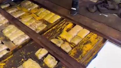 Tırın tabanına binlerce uyuşturucu hap sakladılar