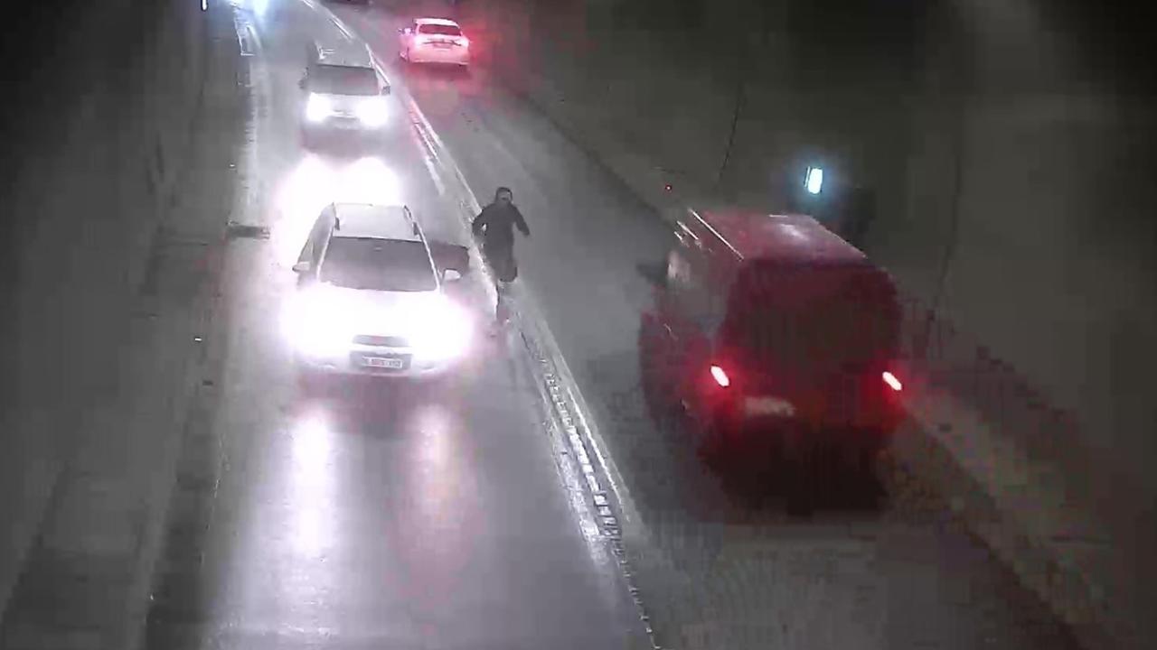 Tünelde bir anda duran otomobile motosiklet çarptı: Kaza anı kamerada