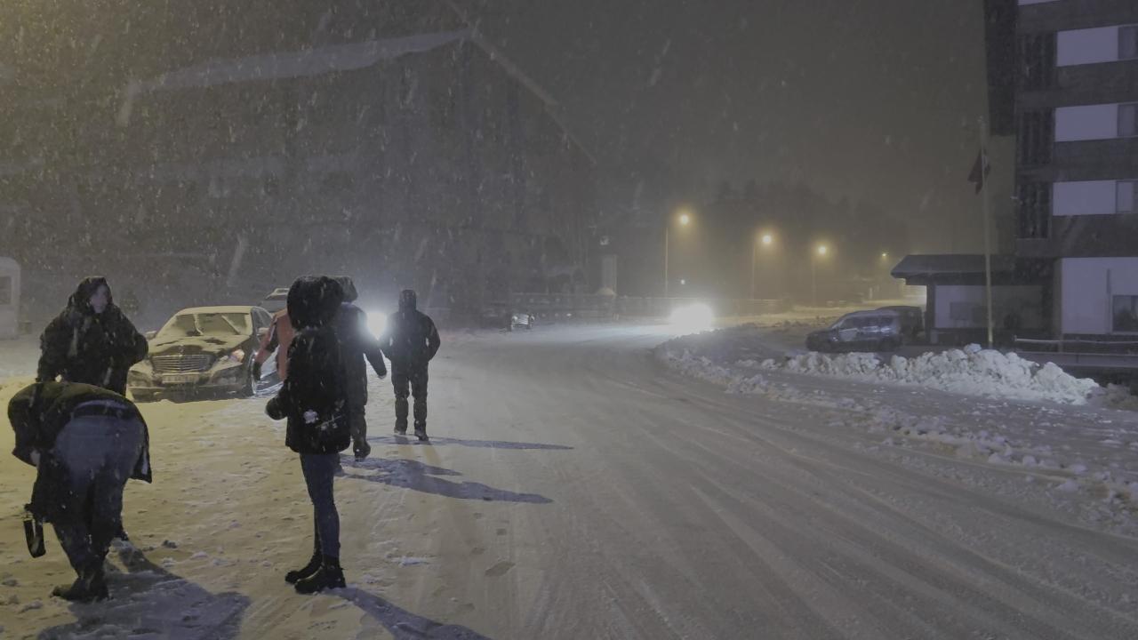 Uludağ’da yoğun kar var...Ekipler yolların kapanmaması için aralıksız çalışıyor