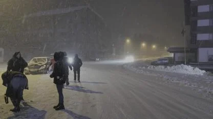 Uludağ’da yoğun kar var...Ekipler yolların kapanmaması için aralıksız çalışıyor