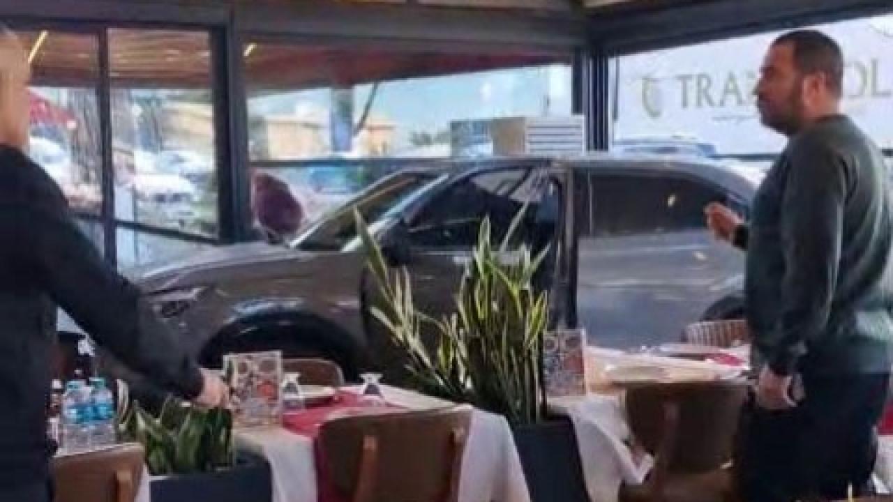 Ünlü sanatçı Cahit Berkay, kullandığı araçla restorana daldı