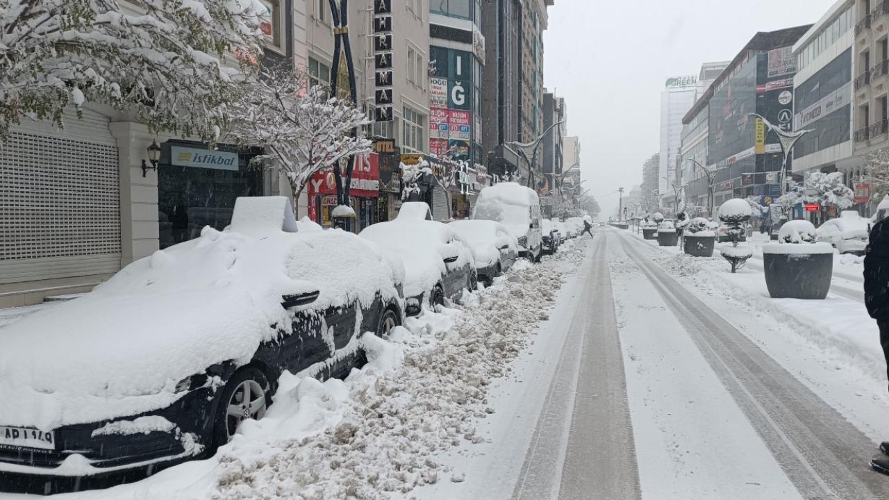 Van kar yağışı: 569 yol kapandı, uçak seferleri iptal edildi