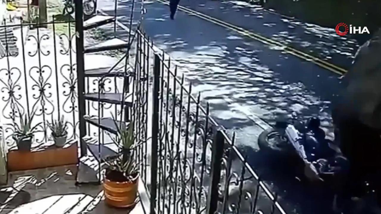 Yamaçtan kopan kayaların altından kalmaktan son anda kurtuldular