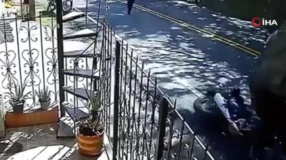 Yamaçtan kopan kayaların altından kalmaktan son anda kurtuldular