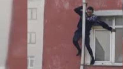 Yangından kurtulmak için borulara tutunan adamın düştüğü anlar kamerada