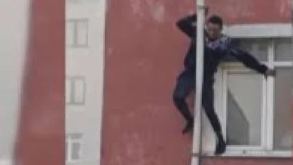 Yangından kurtulmak için borulara tutunan adamın düştüğü anlar kamerada