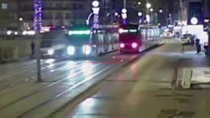 Yaşlı kadın yolun karşısına geçmek isterken tramvayın altında kaldı