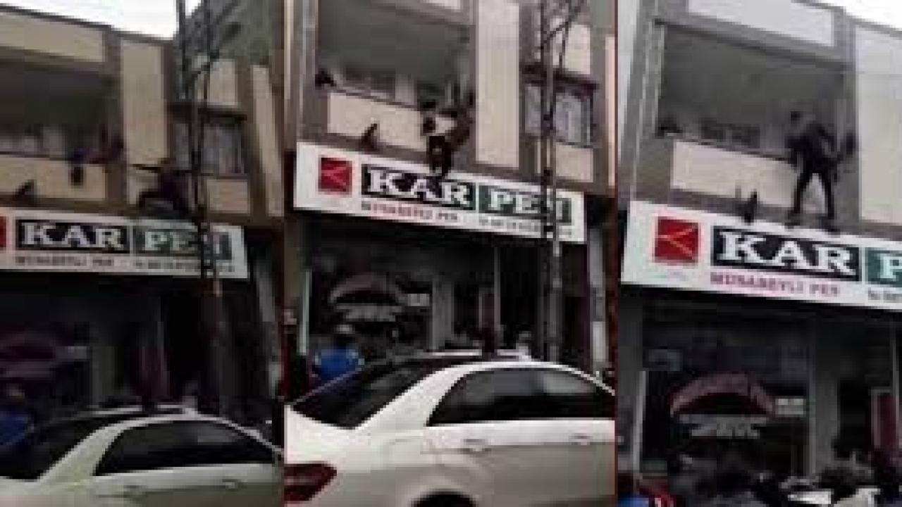 Yürekleri ağza getiren an: Balkonda asılı kalan çocuğu kurtardı