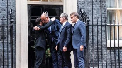 Zelenskiy: "Londra'daki görüşmeler verimli geçti ve barış yönünde küçük bir ilerleme var"