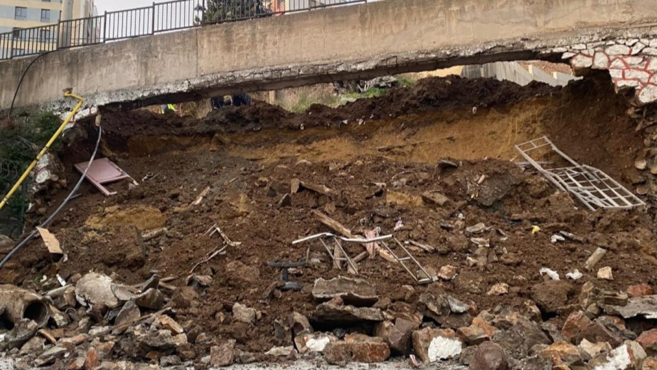 10 metrelik istinat duvarı okul bahçesine devrildi