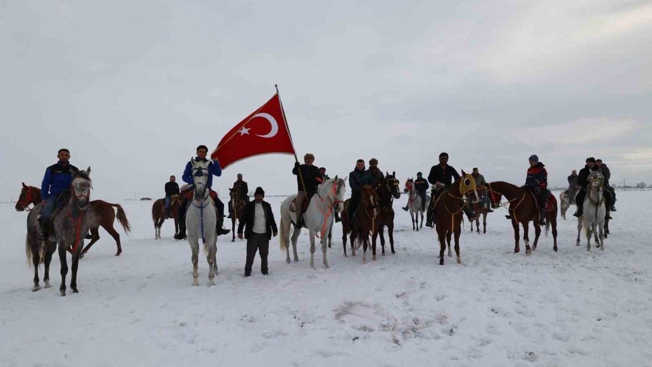 Akpunar, at sırtında yaban hayatı için yemleme yaptı