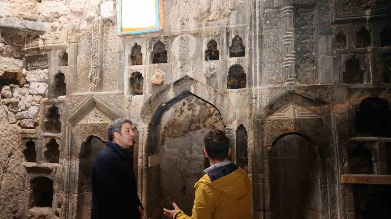 Alan Başkanı Aslanbay, Eretna Beyliği’ne ait olduğu değerlendirilen tarihi ibadethaneyi inceledi