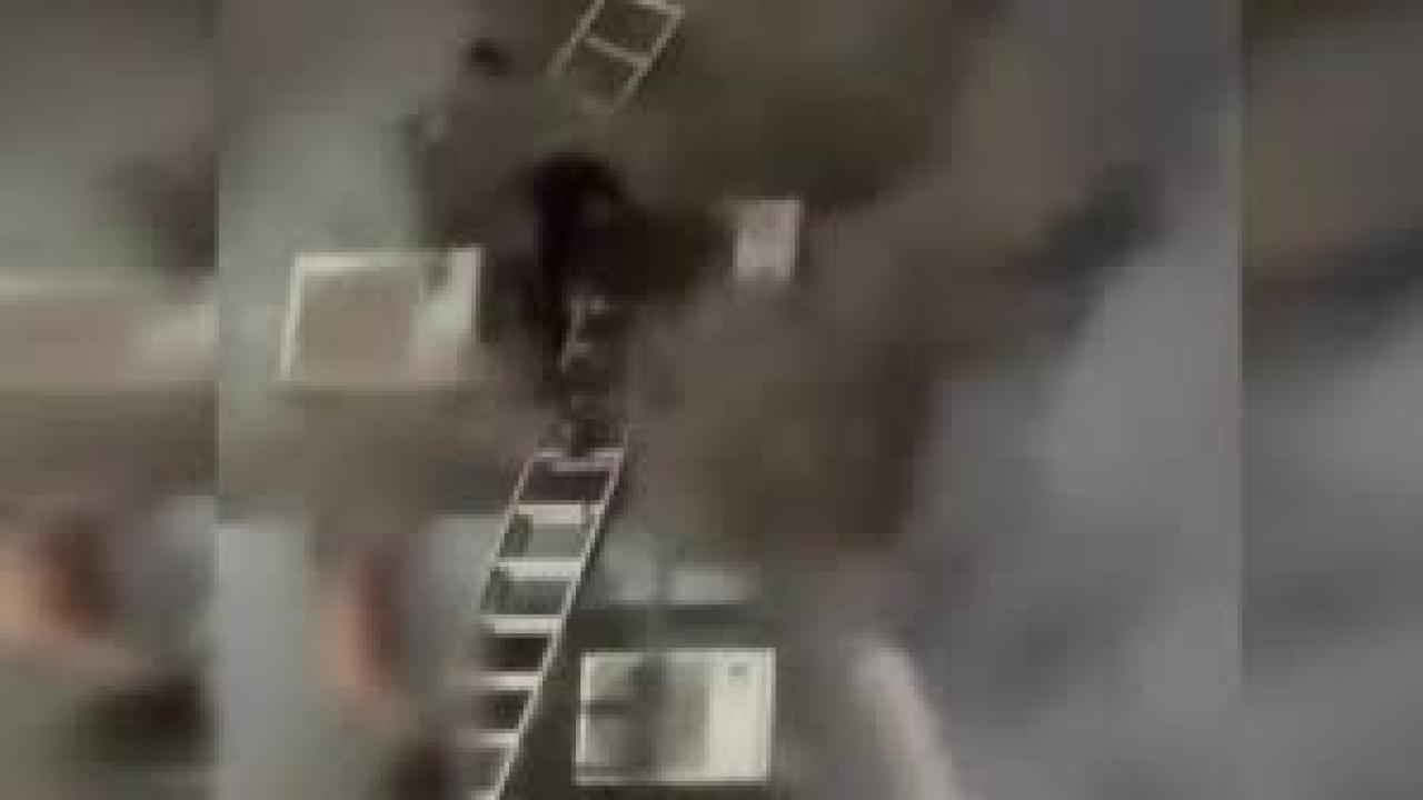 Alevlerden kaçarken metrelerce yüksekten yere çakıldı