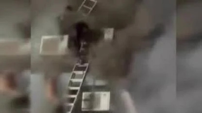 Alevlerden kaçarken metrelerce yüksekten yere çakıldı