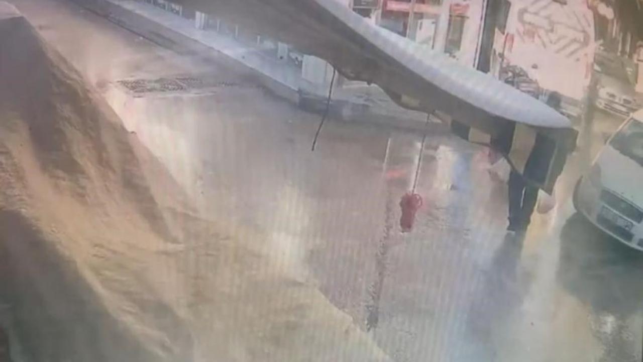 Alışveriş yaptıktan sonra otomobilin altında kaldı