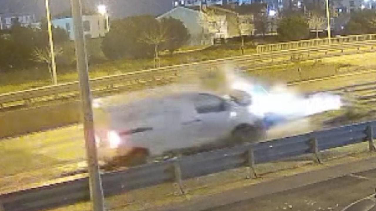 Alkollü sürücünün kullandığı araç bariyere ok gibi saplandı.