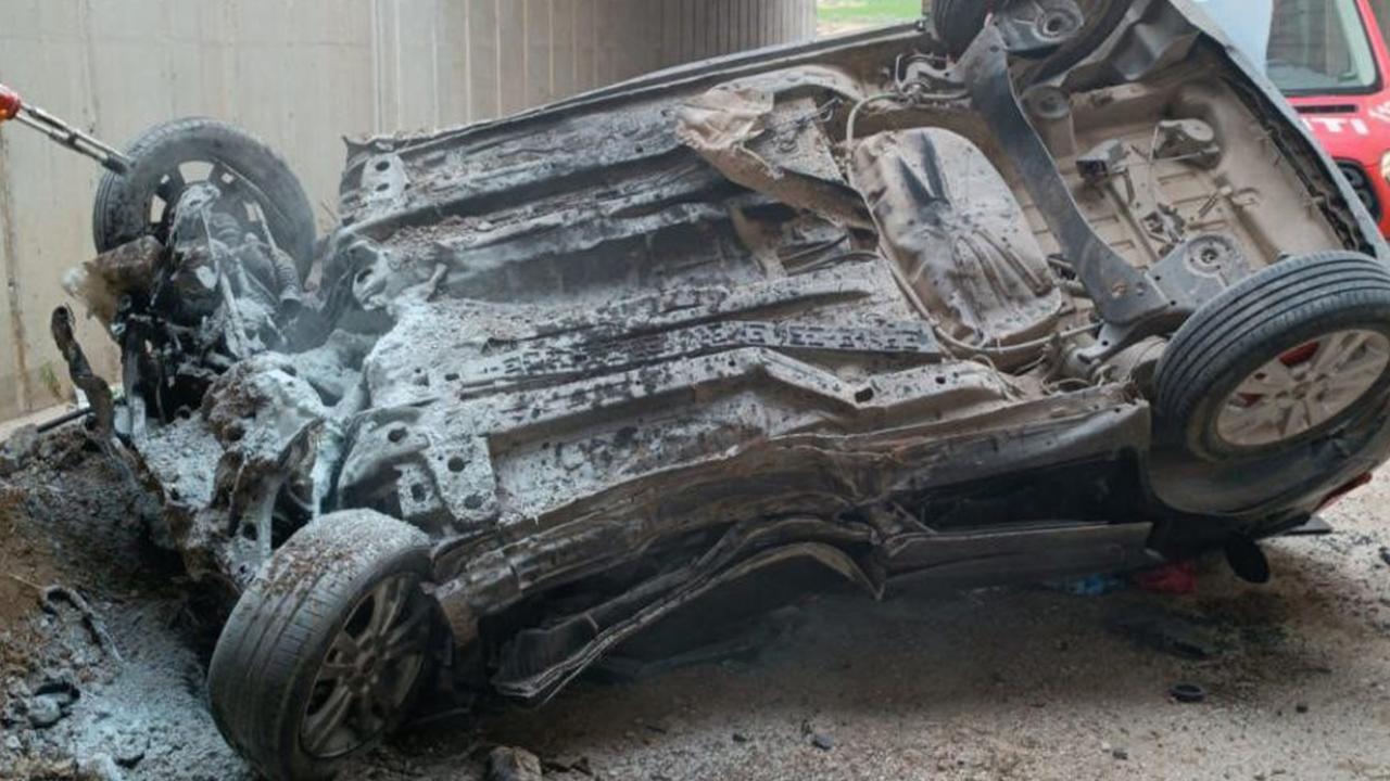 Araç otoyol köprüsünden düştü: 2 ölü, 3 yaralı
