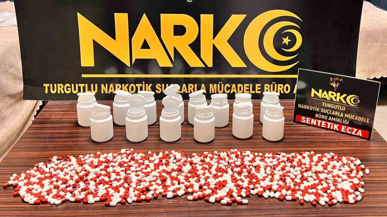 Aracın kaputuna sakladıkları uyuşturucuyla yakalandılar: 4 tutuklama