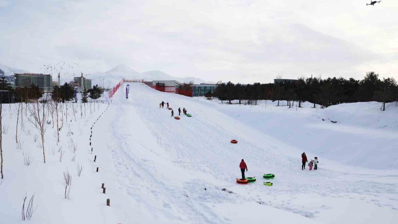 Atatürk Üniversitesi’nde kış coşkusu kampüse taşındı: Atakışpark öğrenci merkezi sezonu açtı