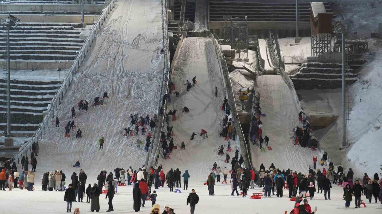 Atlama kuleleri pistinde kızak keyfi