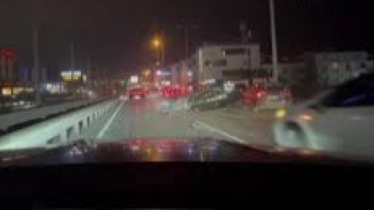 Avcılar’da takla atan otomobil E-5’e daldı