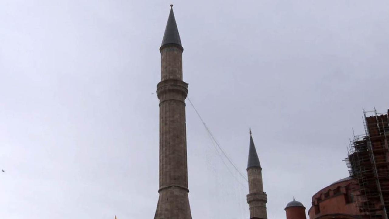 Ayasofya Camii’nin alemi şiddetli rüzgar nedeniyle düştü
