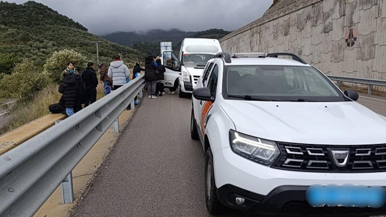 Ayvacık’ta 27 kaçak göçmen ile 2 göçmen kaçakçısı yakalandı
