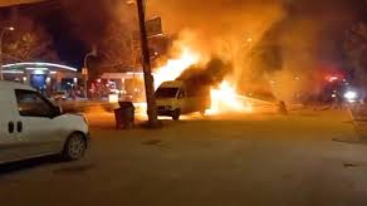 Baraka ve minibüs alev topuna döndü