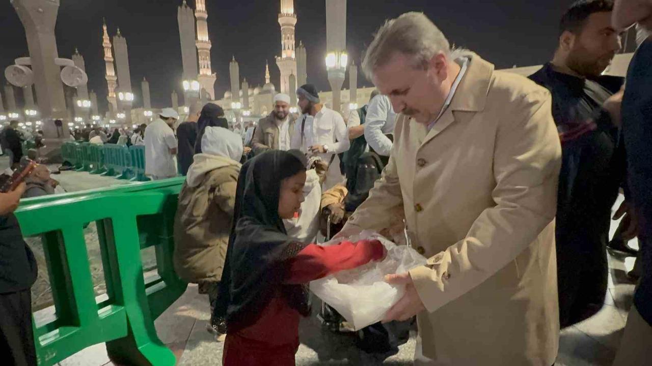 BBP Genel Başkanı Destici, Mescid-i Nebevi’de vatandaşlarla buluştu