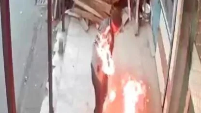Benzinle ateş yakmak istedi, az daha kendi yanıyordu