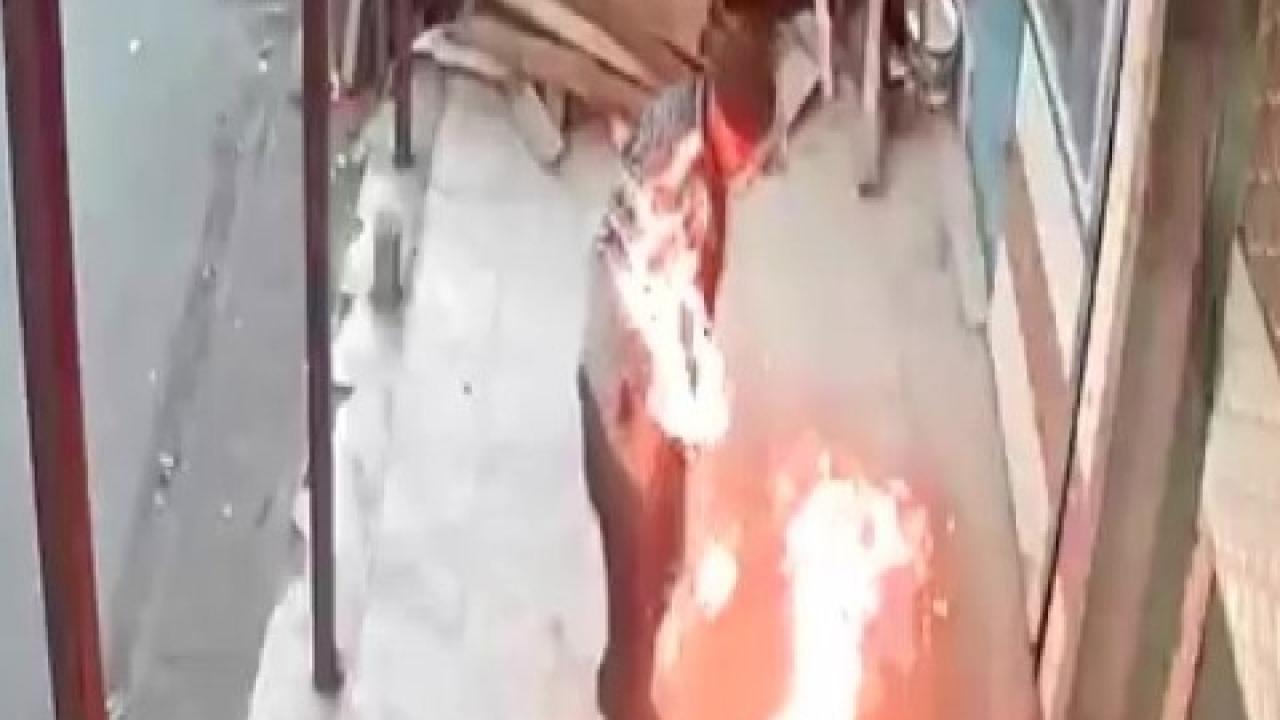 Benzinle ateş yakmak istedi, az daha kendi yanıyordu