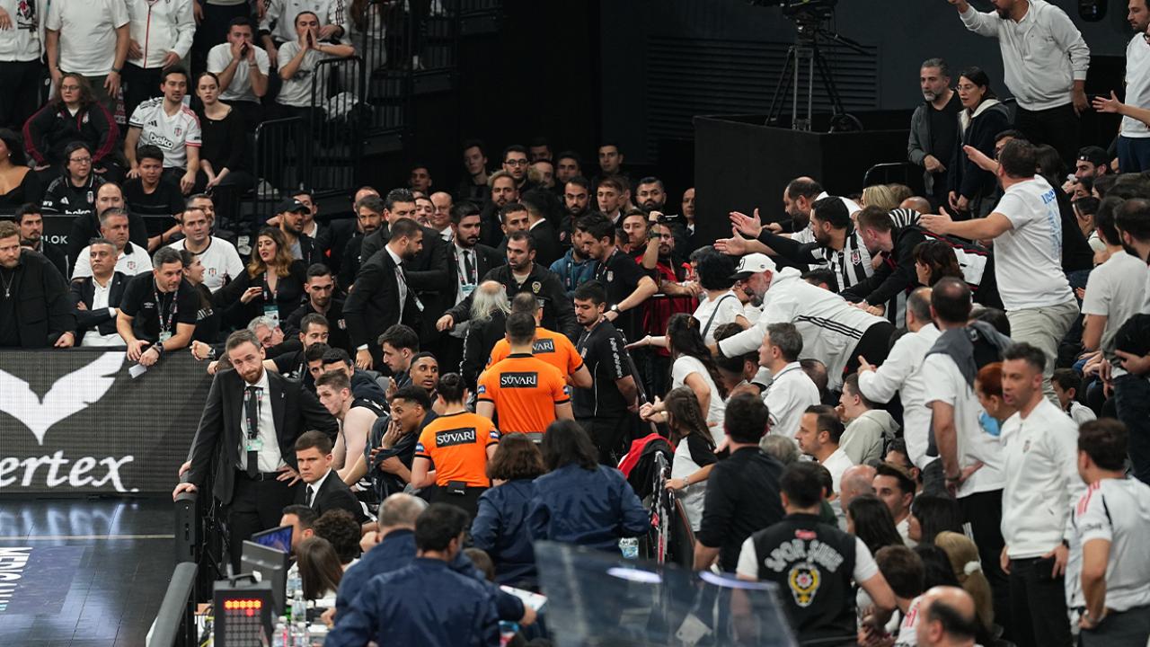 Beşiktaş - Fenerbahçe derbisine tribün olayları nedeniyle ara verildi