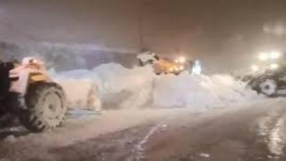 Bitlis çevre yolunda düşen çığın altında kalan tanker sürücüsü kurtarıldı