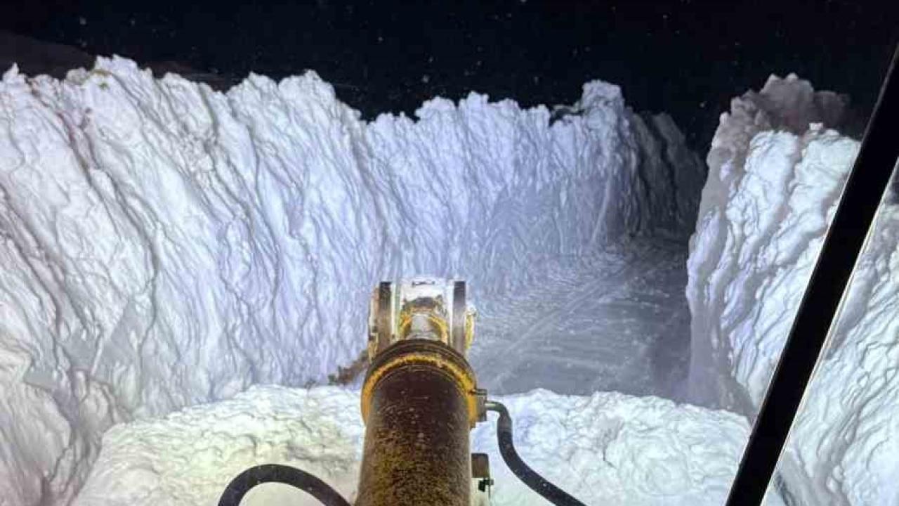 Bitlis’te karla mücadele gece gündüz devam ediyor