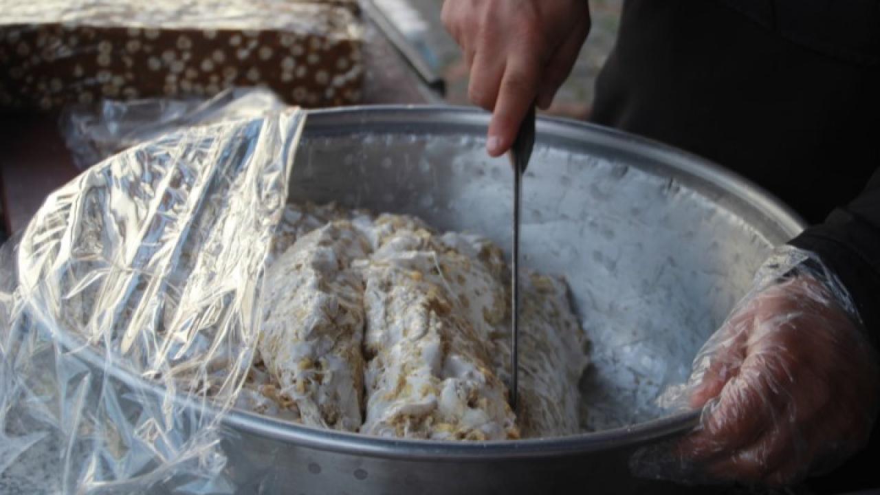 Bu helva kışın üşütmüyor: Yapımı 3 gün sürüyor