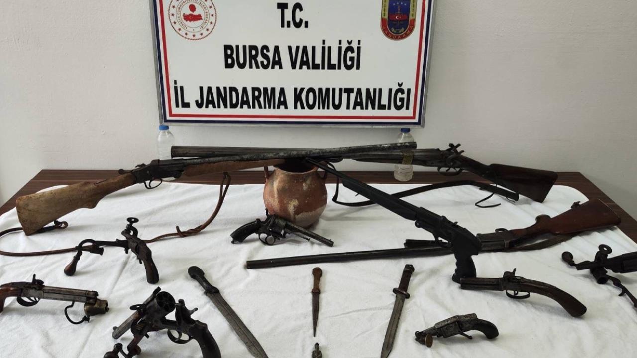 Bursa’da tarihi eser operasyonu: Çok sayıda silah ve obje ele geçirildi