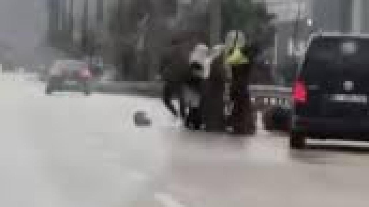 Bursa’da tartıştığı kuryeyi dövdü