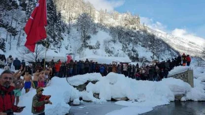 Buz tutan suda yüzerek eğlendiler