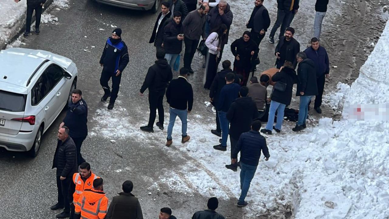 Çatıdan düşen kar kütlesi genç kızın hayatına mal oldu