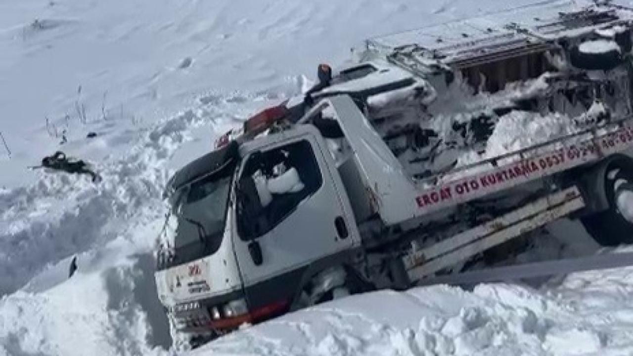 Çekici taşıdığı araç ile şarampole devrildi