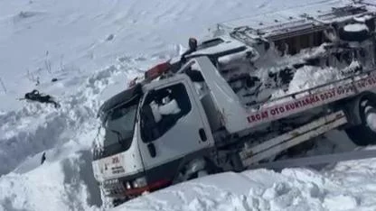 Çekici taşıdığı araç ile şarampole devrildi