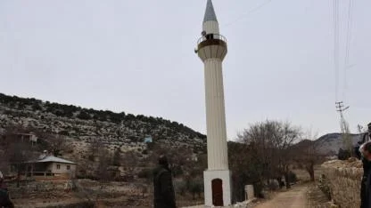 Cemaat, imam, minare var fakat cami yok