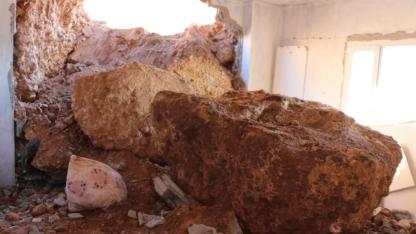 Dev kayalar evi yerle bir etti