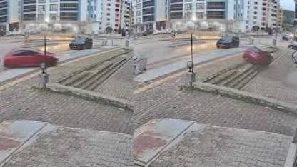 Direksiyon dersinde fren yerine gaza bastı: Otomobil dükkânın önüne uçtu