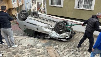 Doğal gaz kutusuna çarpan otomobil takla attı